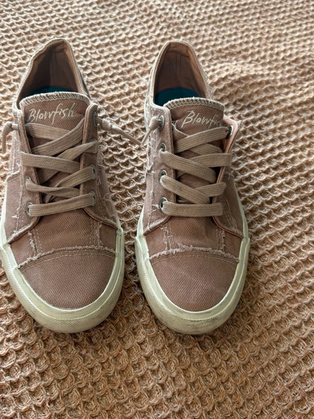 Casual Low-Top Canvas Sneakers in Dusty Rose